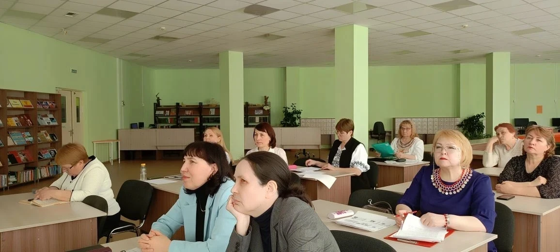 Шупашкар хулин 40-мӗш шкулӗнче чӑваш чӗлхипе литератури декади пуҫланчӗ. Вӗрентекенсем Г. В. Абрамов