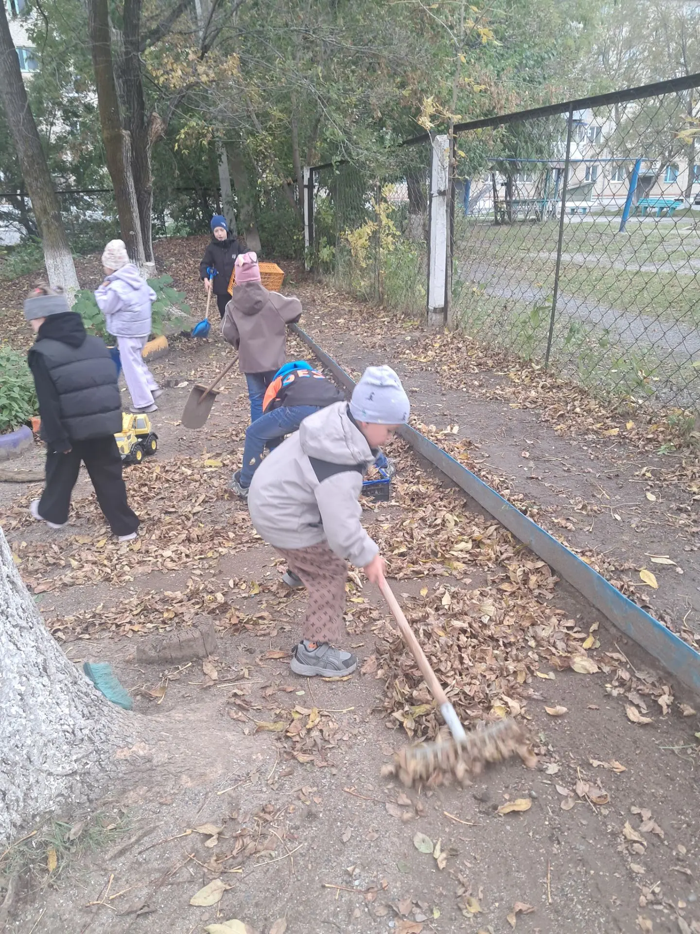 Труд детей  на участке. Воспитываем трудолюбие и желание помогать  старшим.