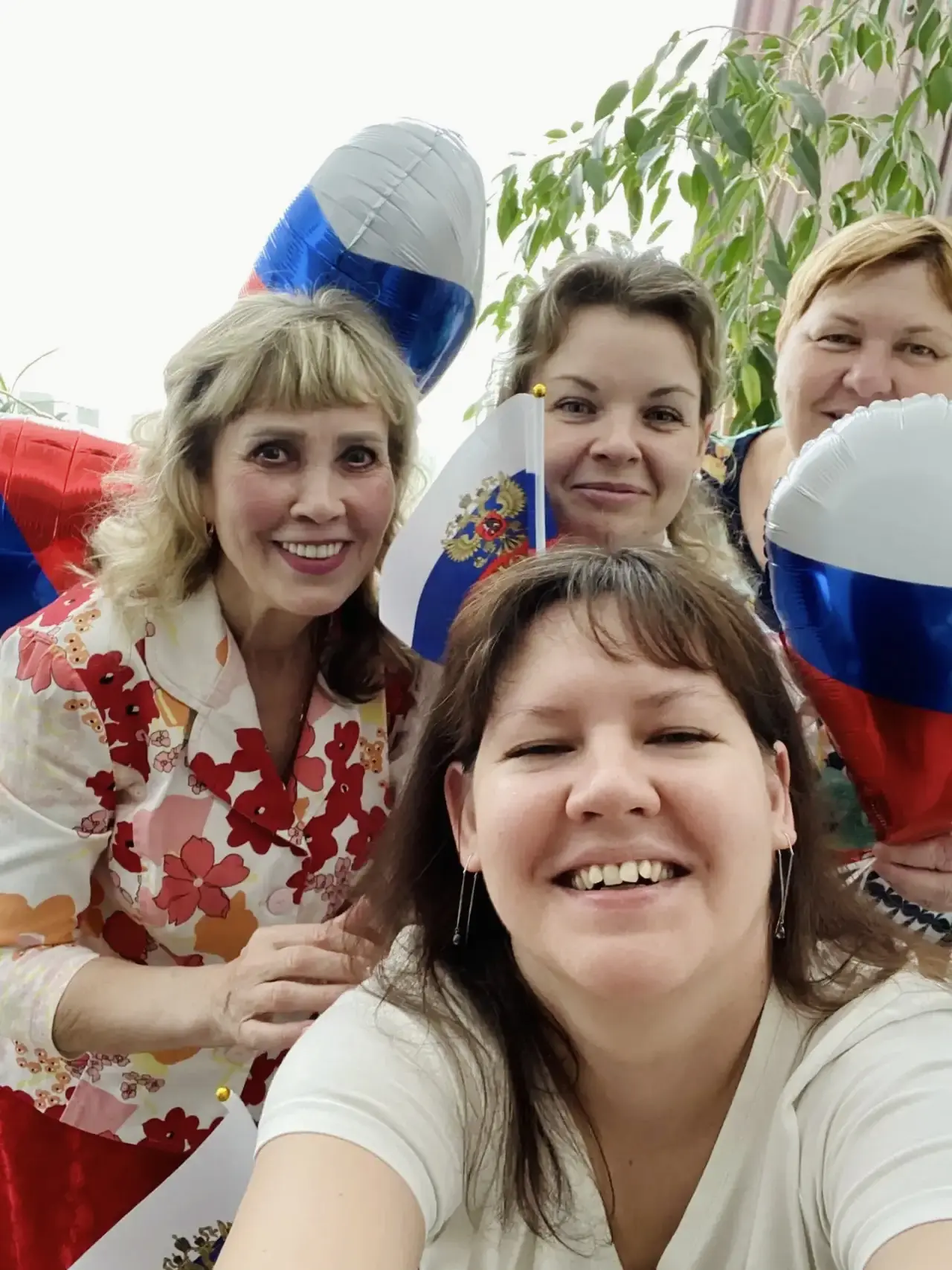 С наступающим праздником - Днём России поздравляют Вас сотрудники и проживающие Советск...