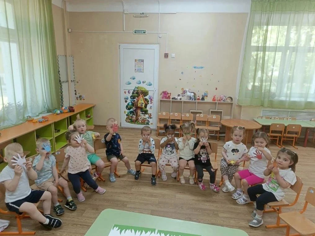 🌈 День разноцветных ладошек в  группе N 2 🌈

Сегодня наши малыши творили чудеса — аккуратно клеили