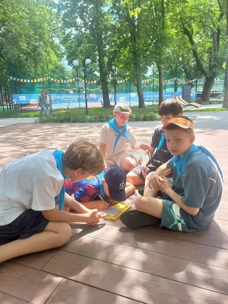 В парке Пионеров для детей прошла игра на знание правил дорожного движения «Светофорчик...