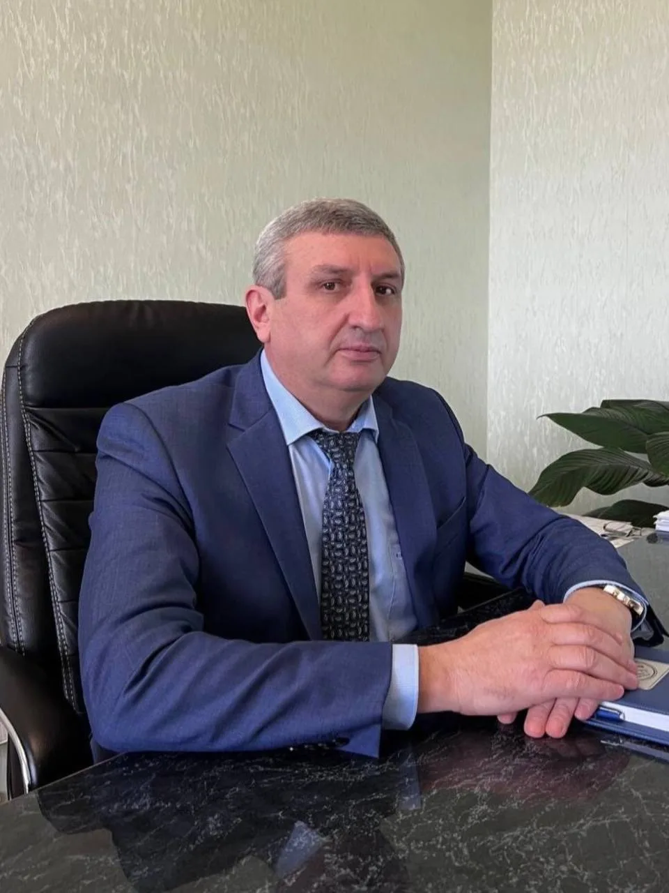 Сегодня день рождения отмечает Глава АМС Кировского муниципального района - Казбек Батяев.