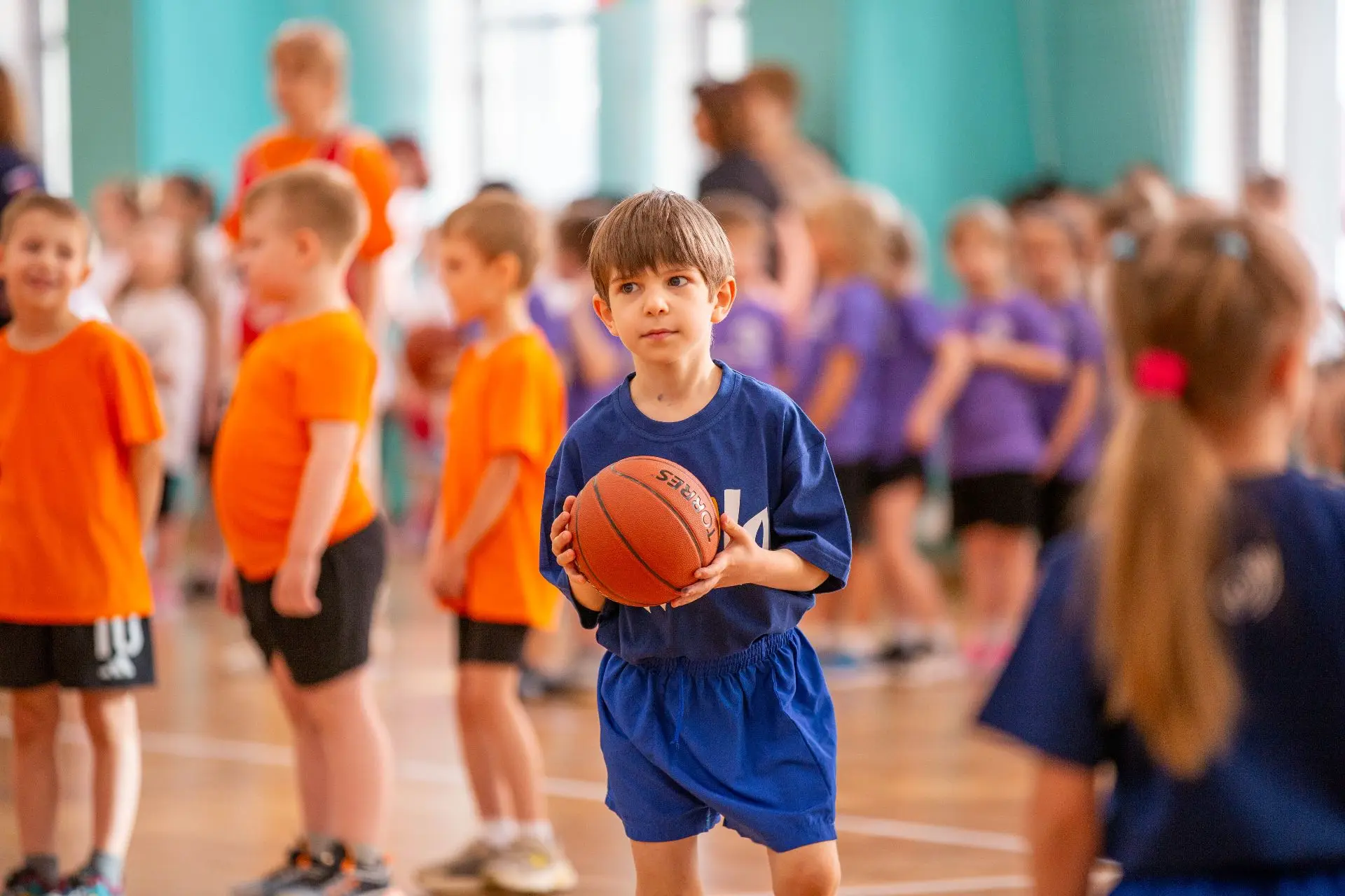 🏀 «Школа мяча» — весёлый спортивный праздник для малышей!  В нашей школе прошёл окружной этап фестив