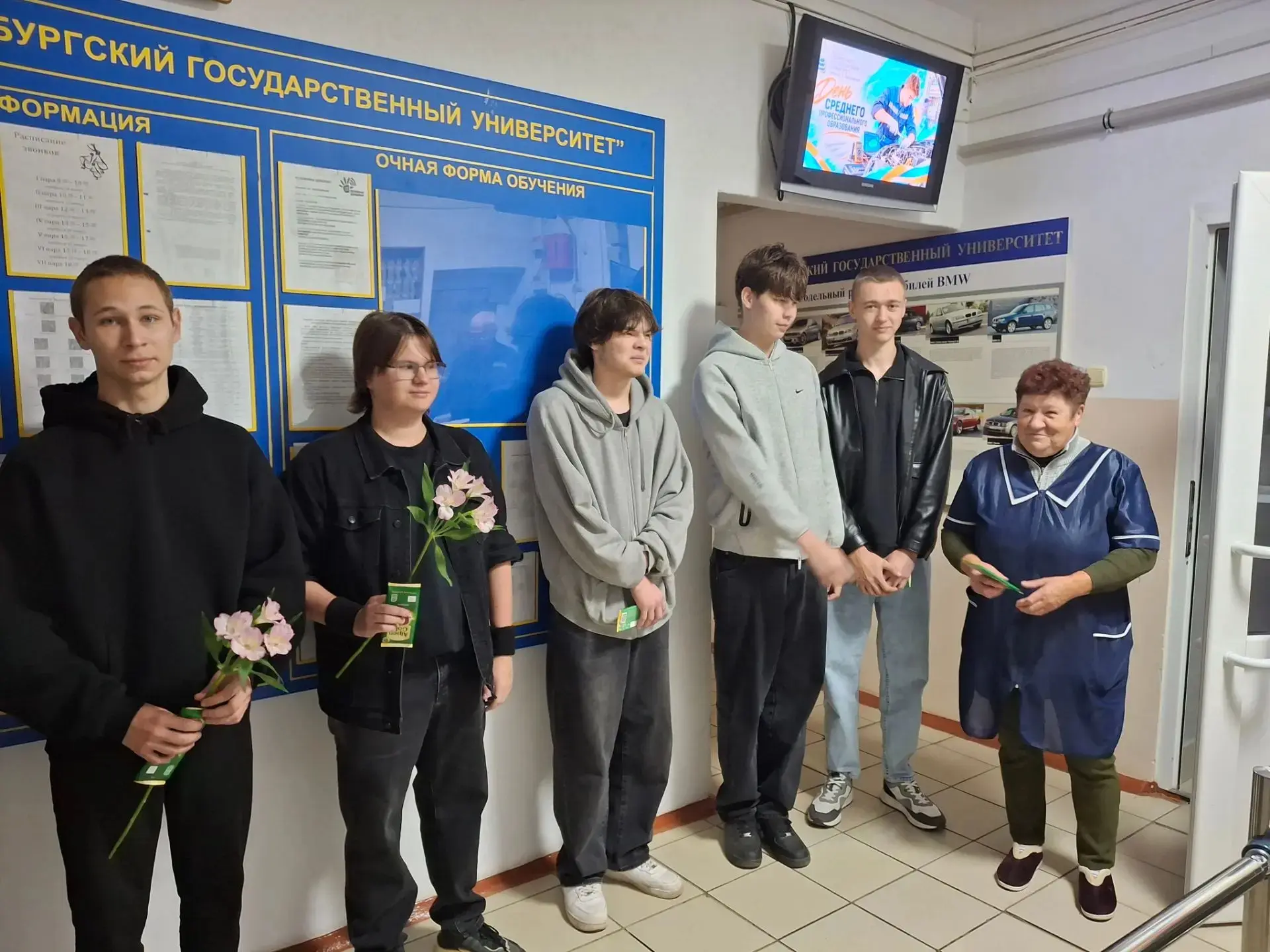 Сегодня в честь Дня СПО студенты выпускных групп встречали преподавателей — и делали эт...