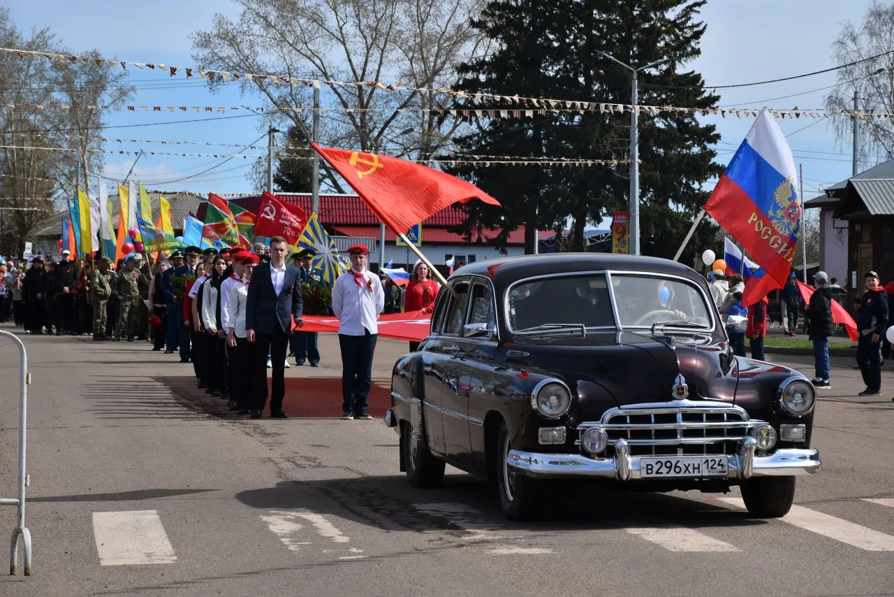 Сегодня в центре посёлка Абан состоялся праздничный митинг-концерт. Жители, гости, труд...