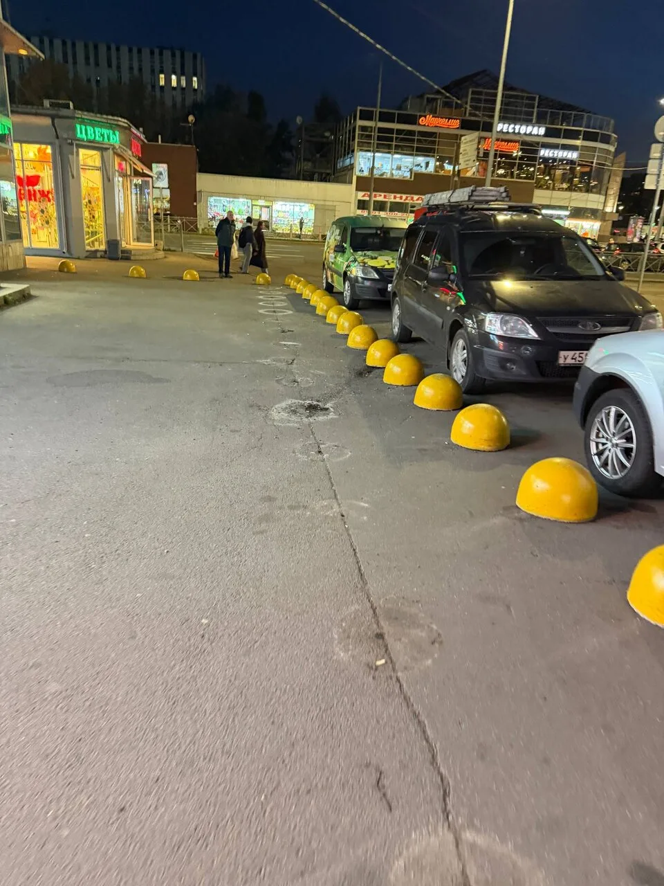 Мячики не помогли: автомобилисты всё равно паркуются на Приморской 🚗