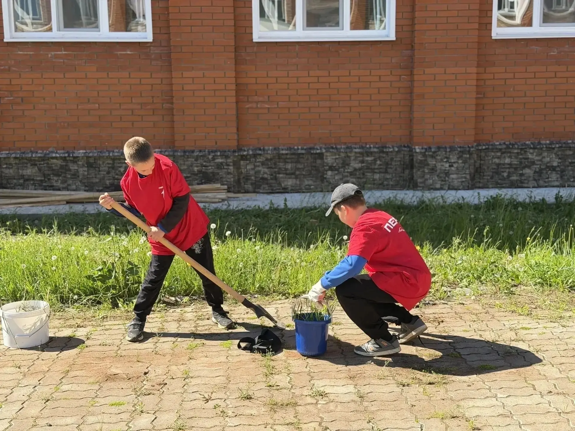 ❤️ Субботник Первых
Лето в самом разгаре, а вместе с ним и бурная растительность! Но для наших участ