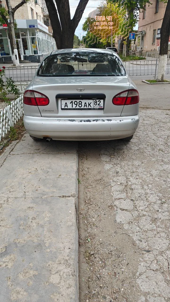 Можно же поставить не на тротуаре.