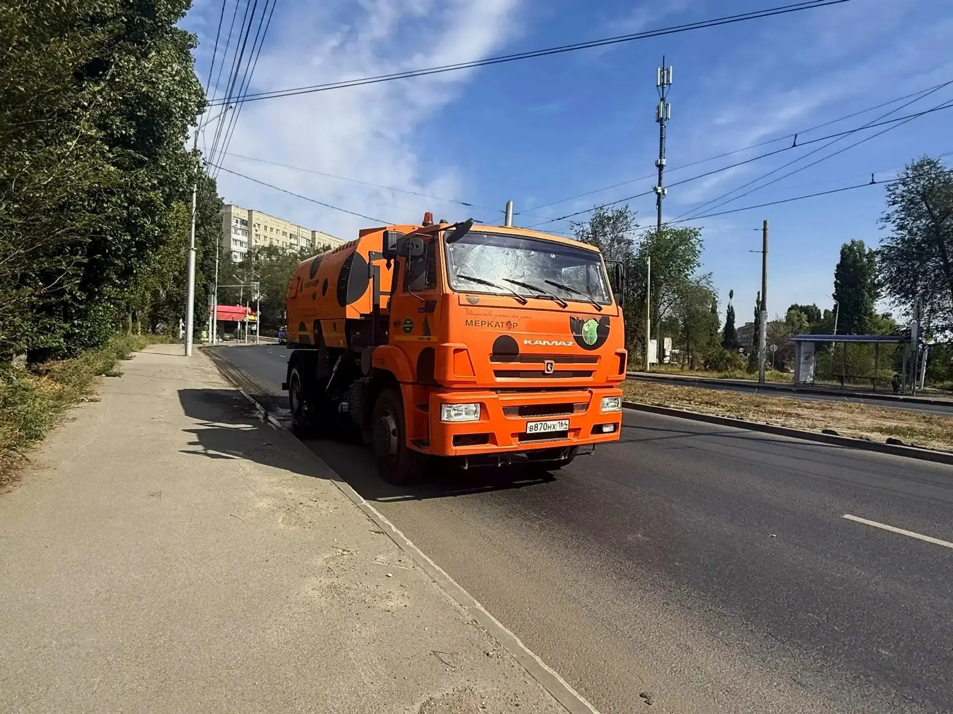 📌 Ежедневно коммунальной службой района осуществляются работы по благоустройству уличн...