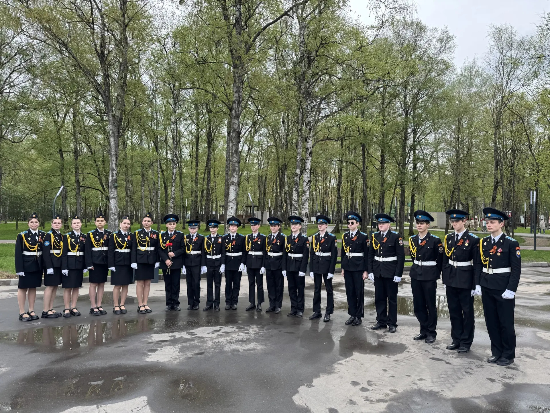 🇷🇺 Сегодня мы склоняем головы перед подвигом поколения победителей. 🙏  В памятный день к Вечному огн