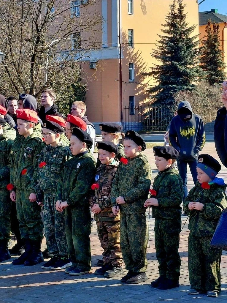 28 марта 2026 года у стеллы "Город воинской славы" воспитанник группы № 7 Алексеев Миха...