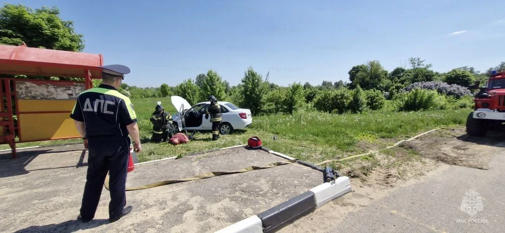 🚘Спасатели провели тренировку по ликвидации последствий ДТП в Куркинском районе  В целях повышения э