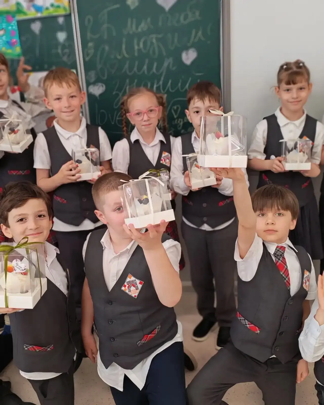 УРА, КАНИКУЛЫ!🎉🥳  В классе 2 «Б» прошёл весёлый и запоминающийся праздник «Ура, каникулы!», которого