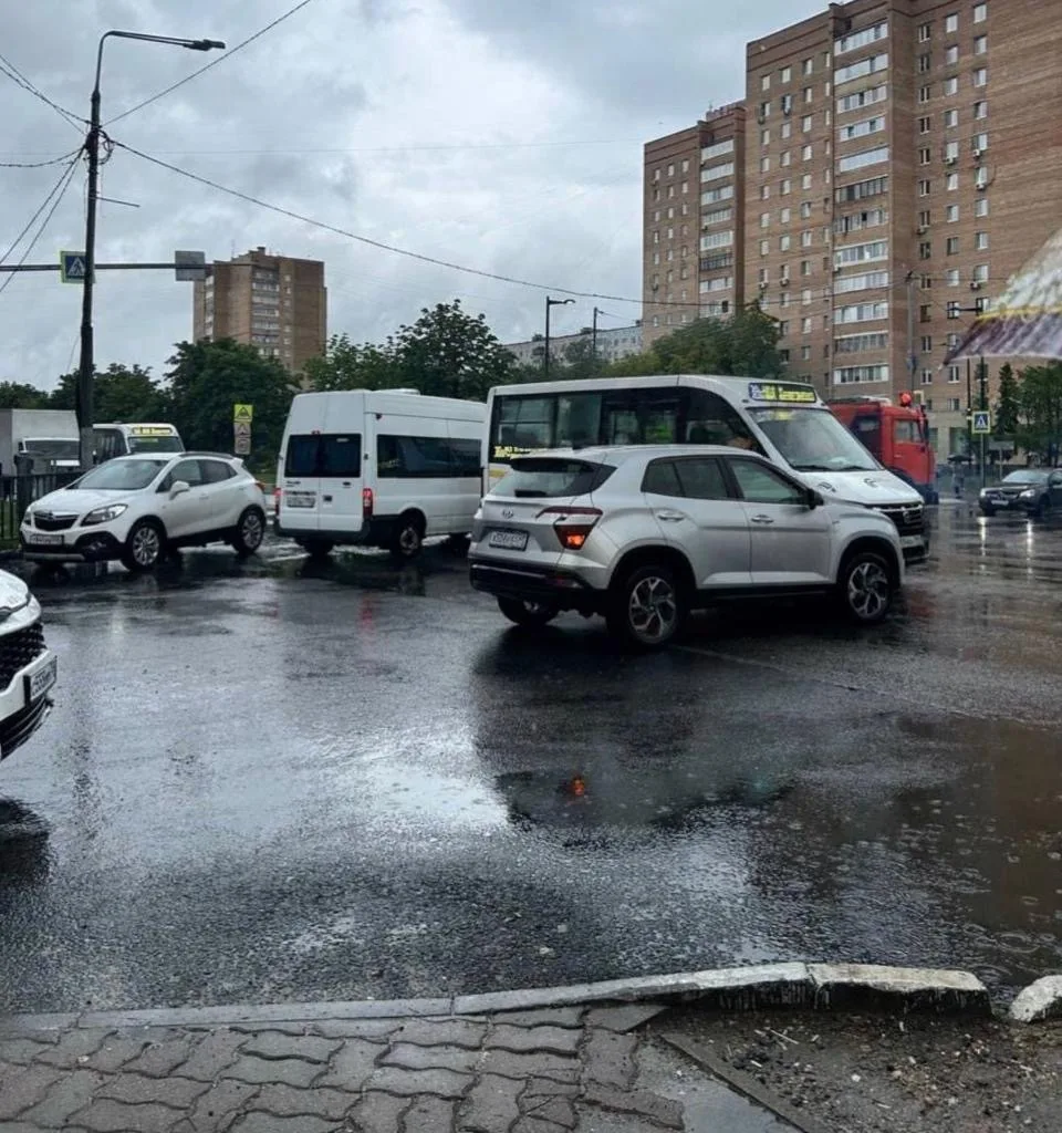 "Авария у кинотеатра на перекрестке. Только что."