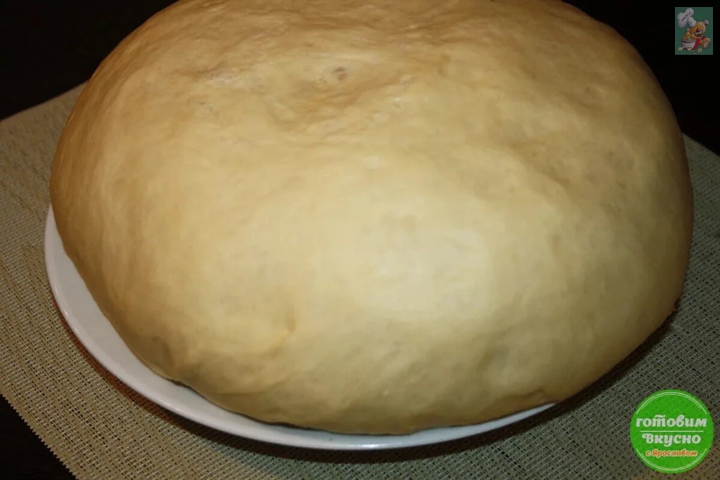 Сдобное тесто для вкусных булочек и ватрушек
Это тесто очень простое в замесе, не требуется предвари