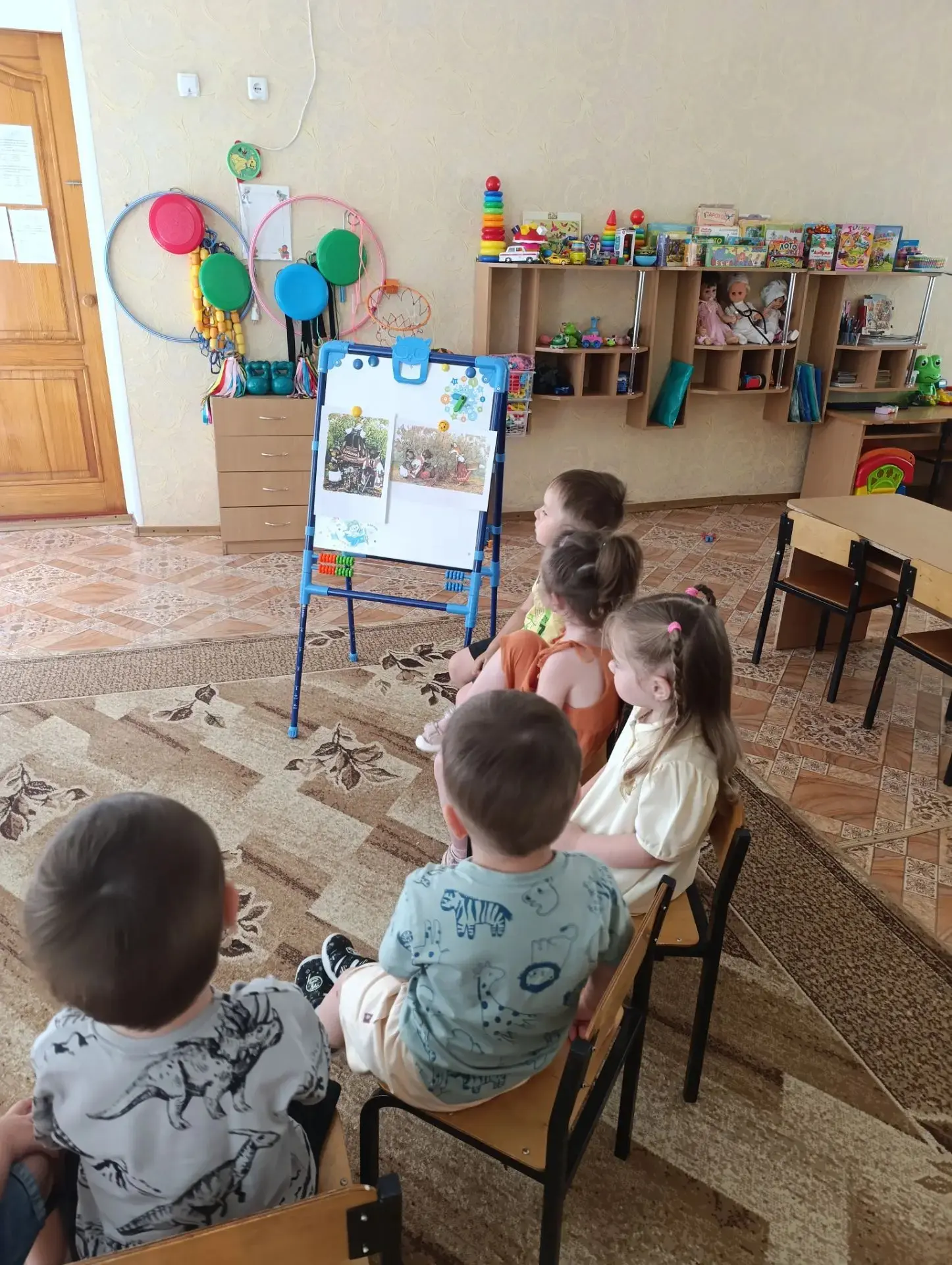 ✨ В младшей группе «Капельки» дети познакомились с венгерской сказкой «Два жадных медве...