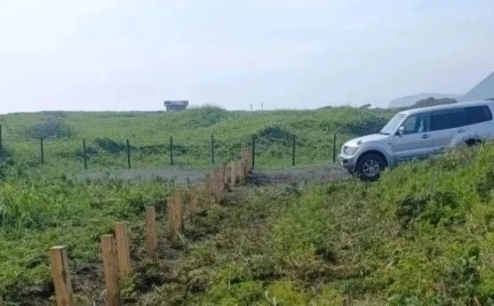 📌 На Камчатке неизвестные спиливают ограждения возле Халактырского пляжа