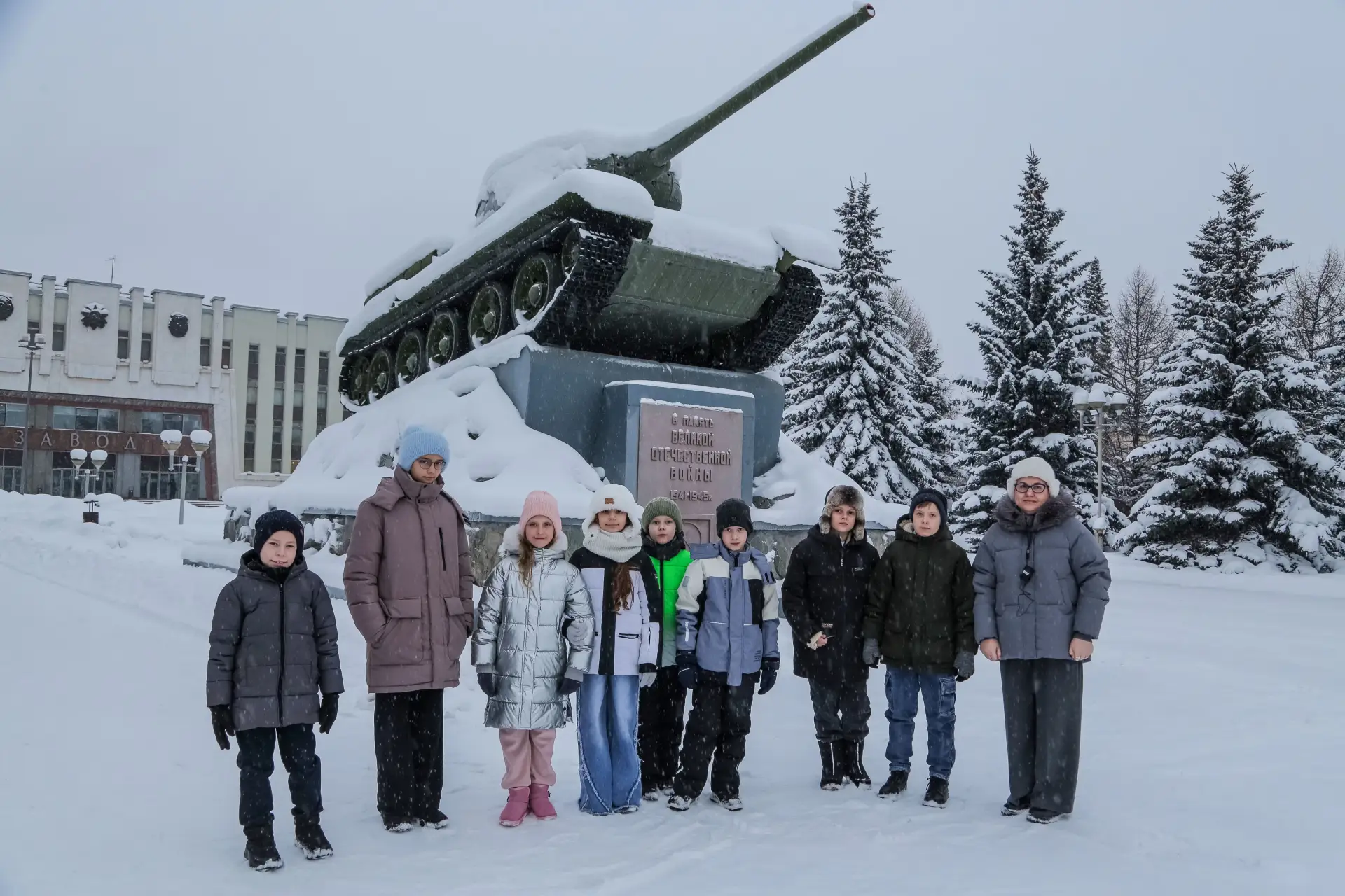 Путешествие в историю и современность Уралвагонзавода   Восемь увлечённых бронетехникой ребят побыва
