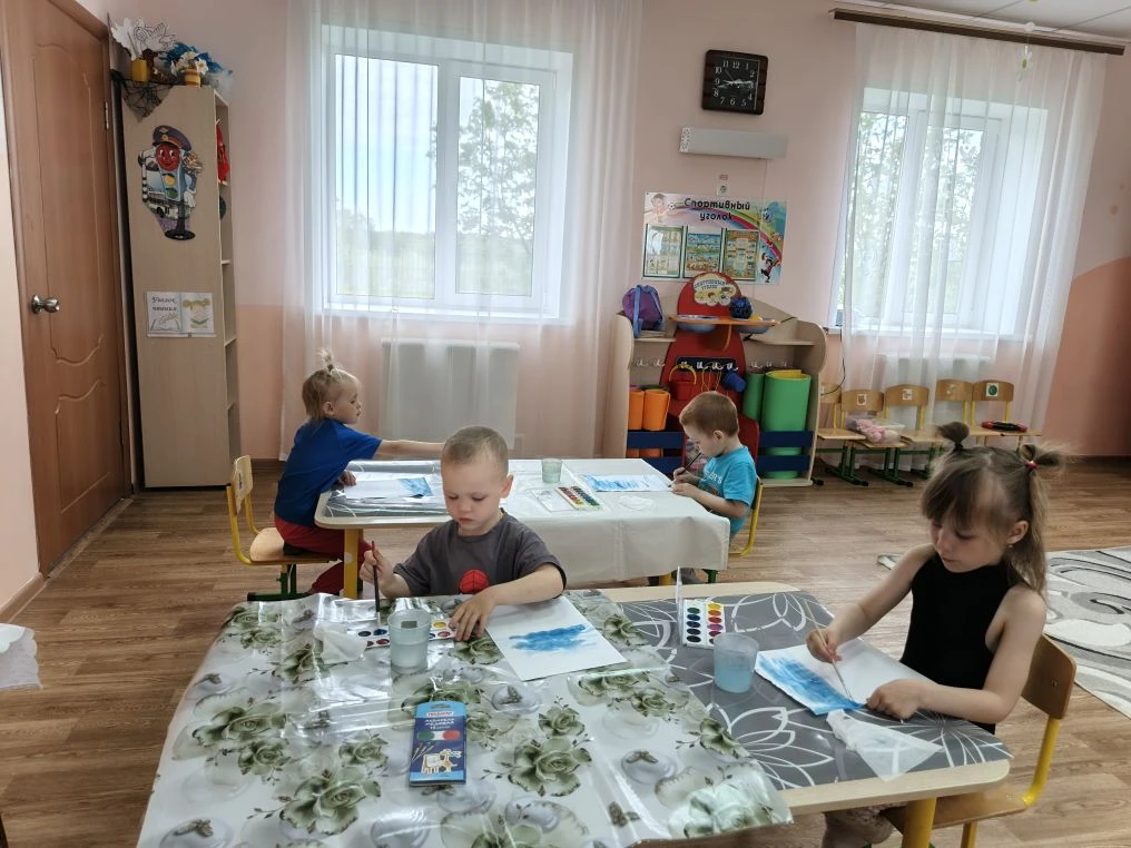 Сегодня мы с воспитанниками на занятии по художественно эстетическому развитию рисовали...