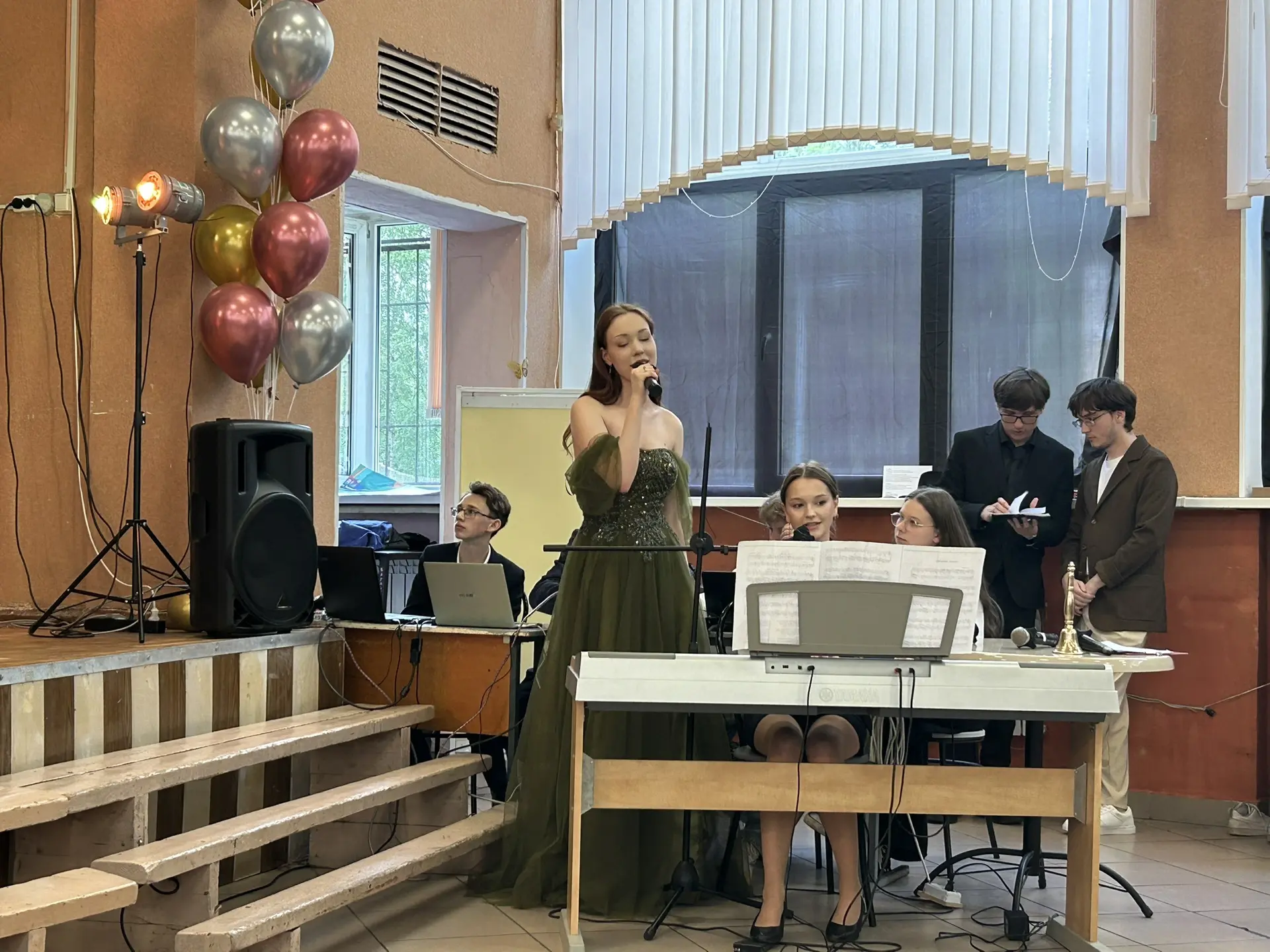 Последний звонок у 11-х классов: праздник воспоминаний и надежд.  🎉 Вчера в нашем лицее прошёл долго