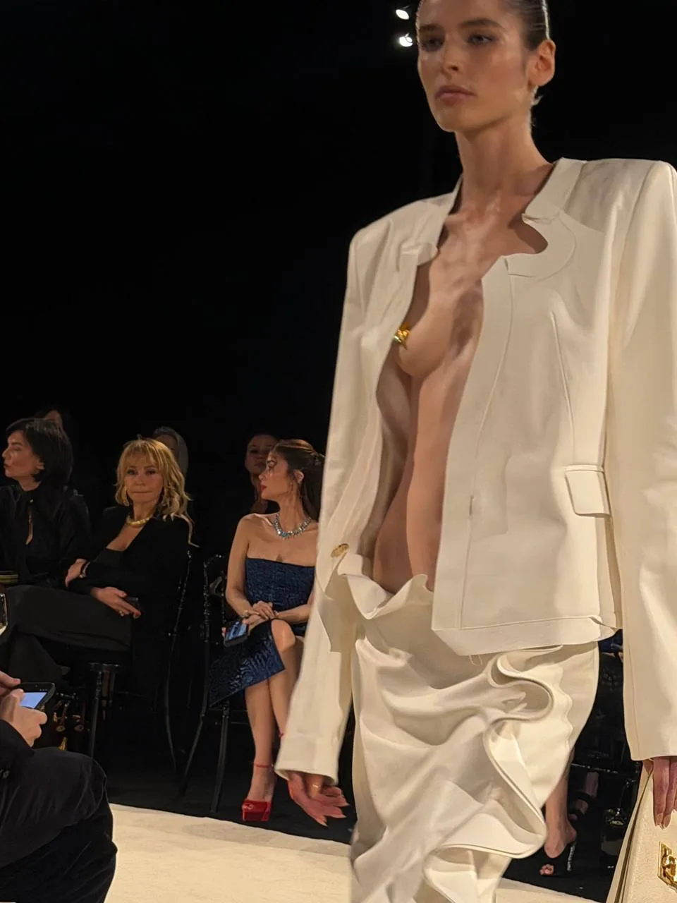 Показ Schiaparelli s/s 27 глазами и кстати нашего внештатного корреспондента Эстер Гори...