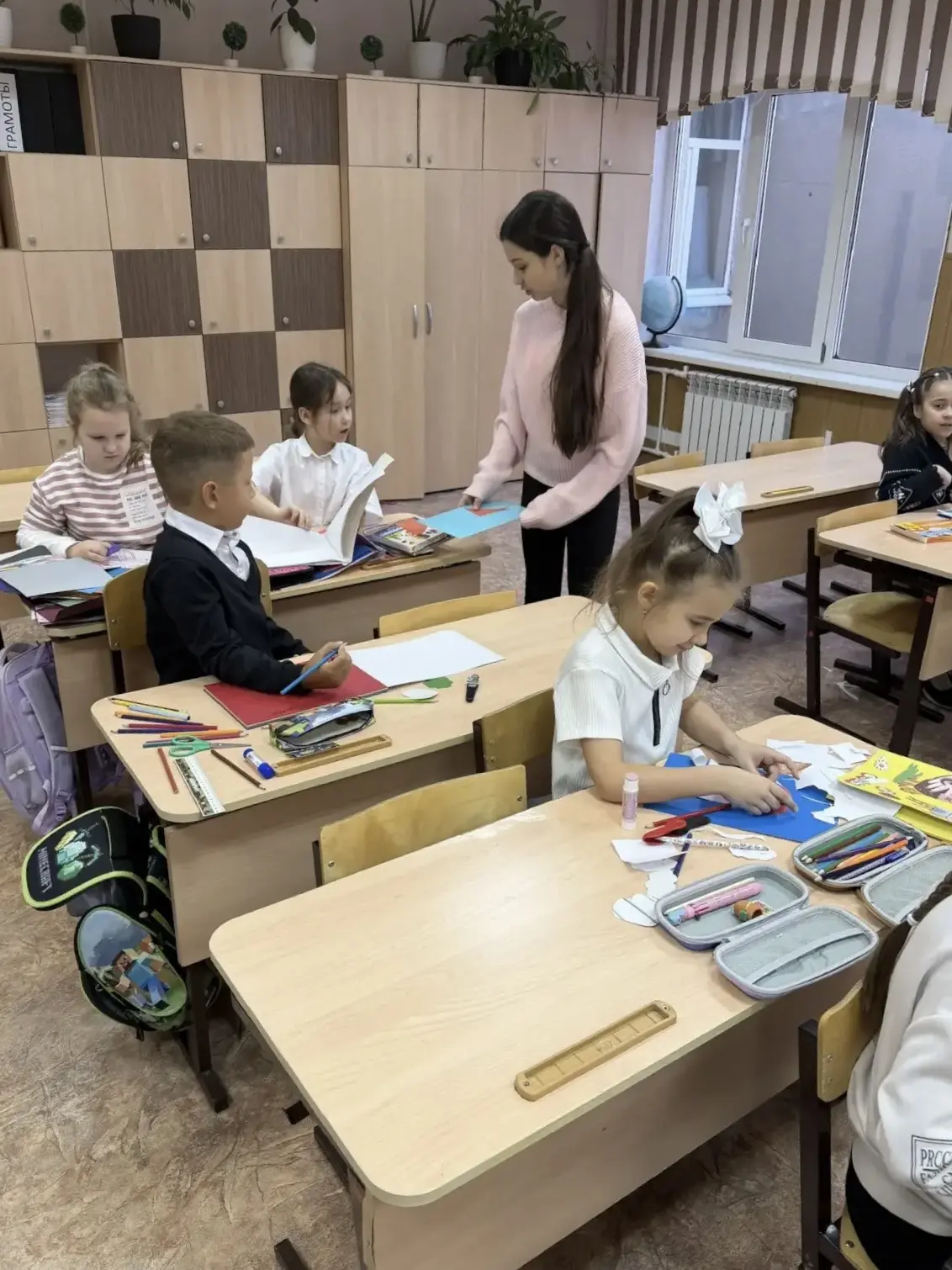 🌸 В преддверии самого нежного праздника в нашей школе произошло маленькое чудо! 🌸  По инициативе сов