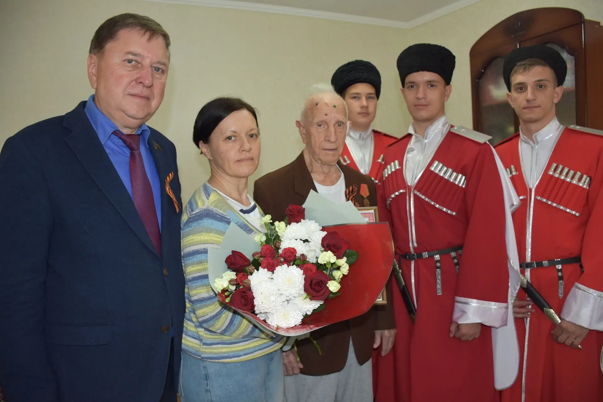 Заслуженные и почетные жители Кропоткина, участники Великой Отечественной войны, принимают поздравле