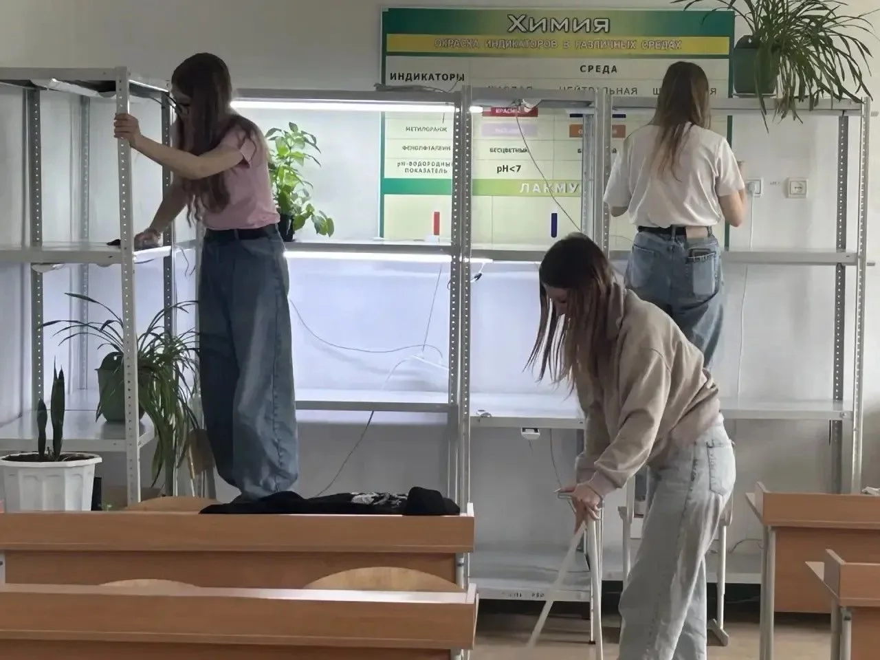 ⚒️Трудовой десант⚒️в деле: обновляем любимую школу! 🔨🧼Сегодня участники нашего трудов...
