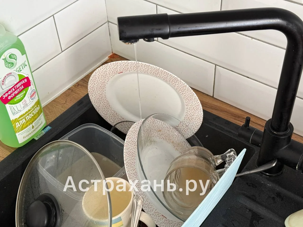 Душ за минуту и бутылки вместо водопровода: жители астраханского микрорайона месяцами живут без воды