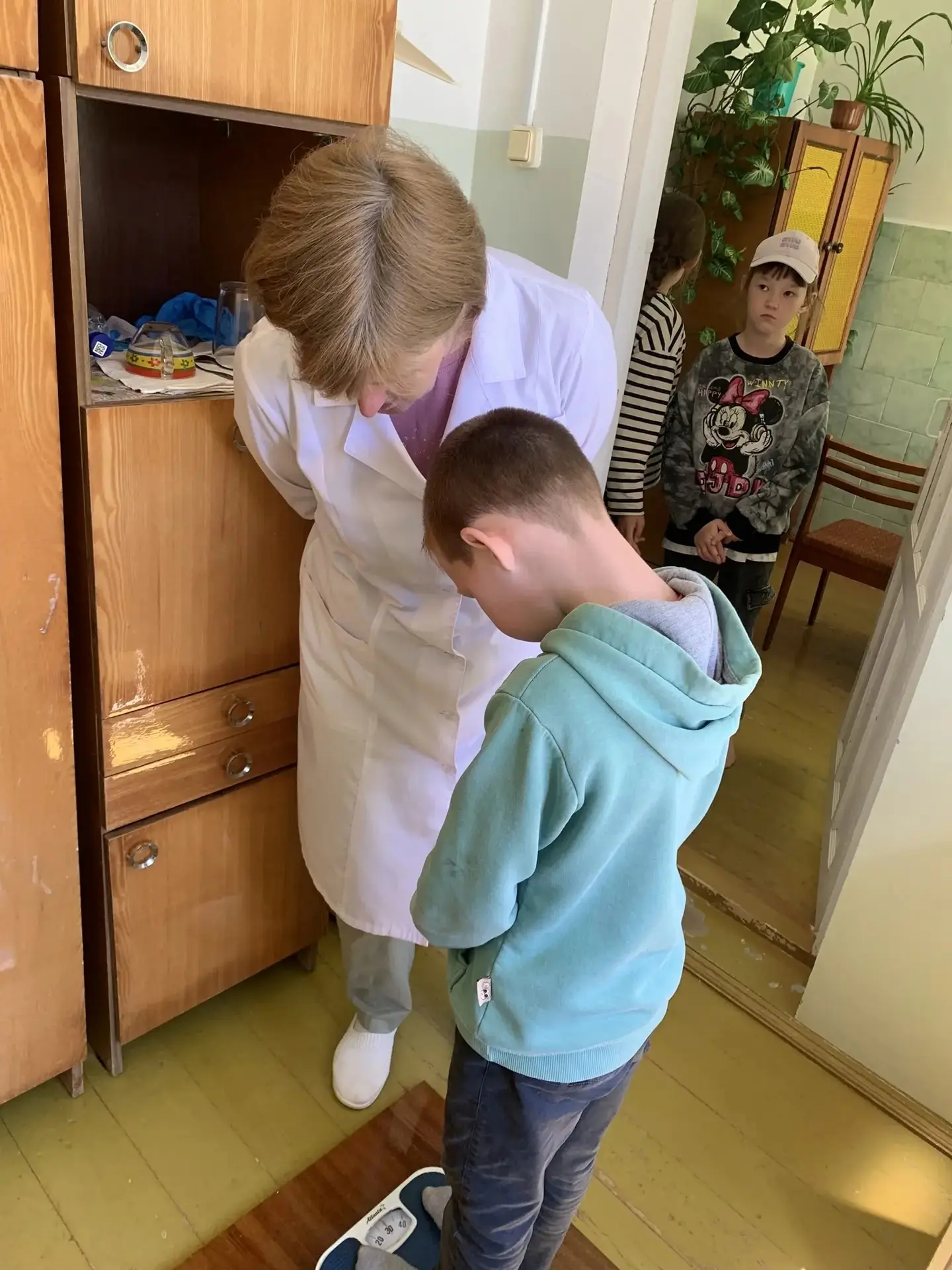 Ребята из пришкольного лагеря в начале смены посетили фельдшера Вахрушеву Л. В., но не лечиться, а п