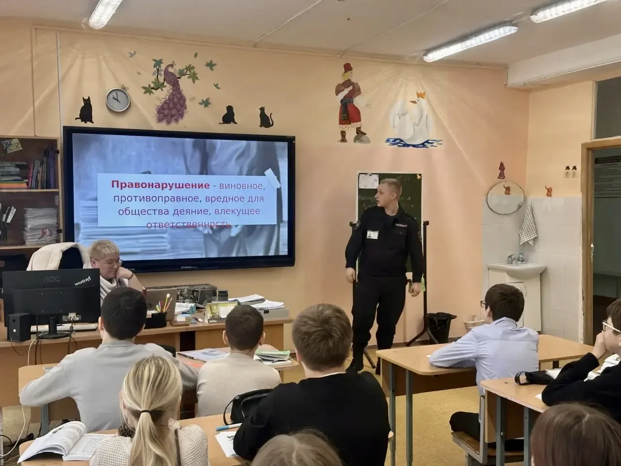 🎙 О поступках и их последствиях  👮‍♂️ В школу пришёл инспектор полиции и провёл важную встречу с реб