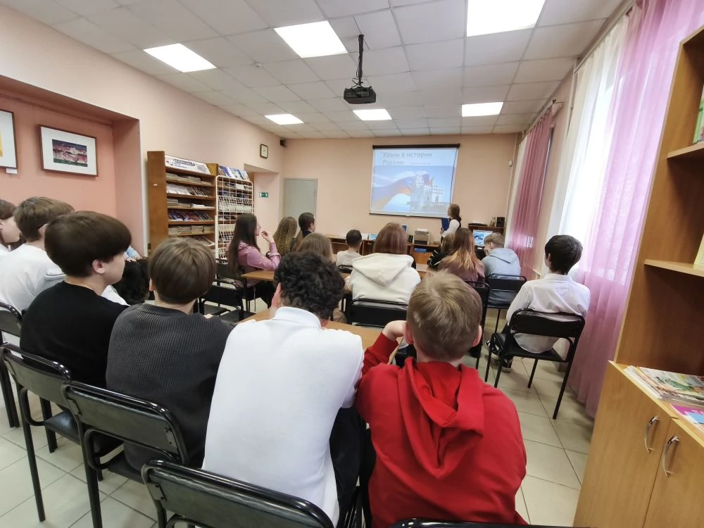 День воссоединения Крыма с Россией🇷🇺 Учащиеся 7Б класса посетили Библиотеку 14, где в ходе интеракти