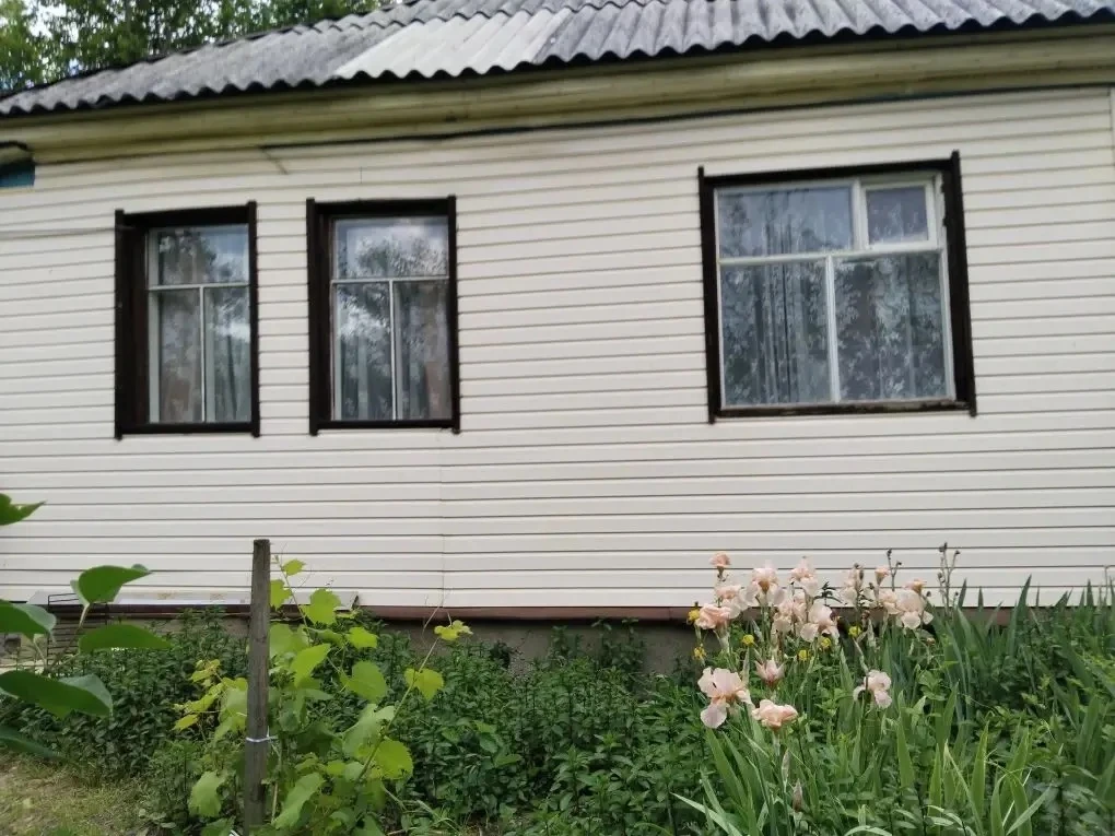 Продается дом в поселке Каменномостский ул.Речная3.Общая площадь 10соток.Имеется гараж.колодец, летн
