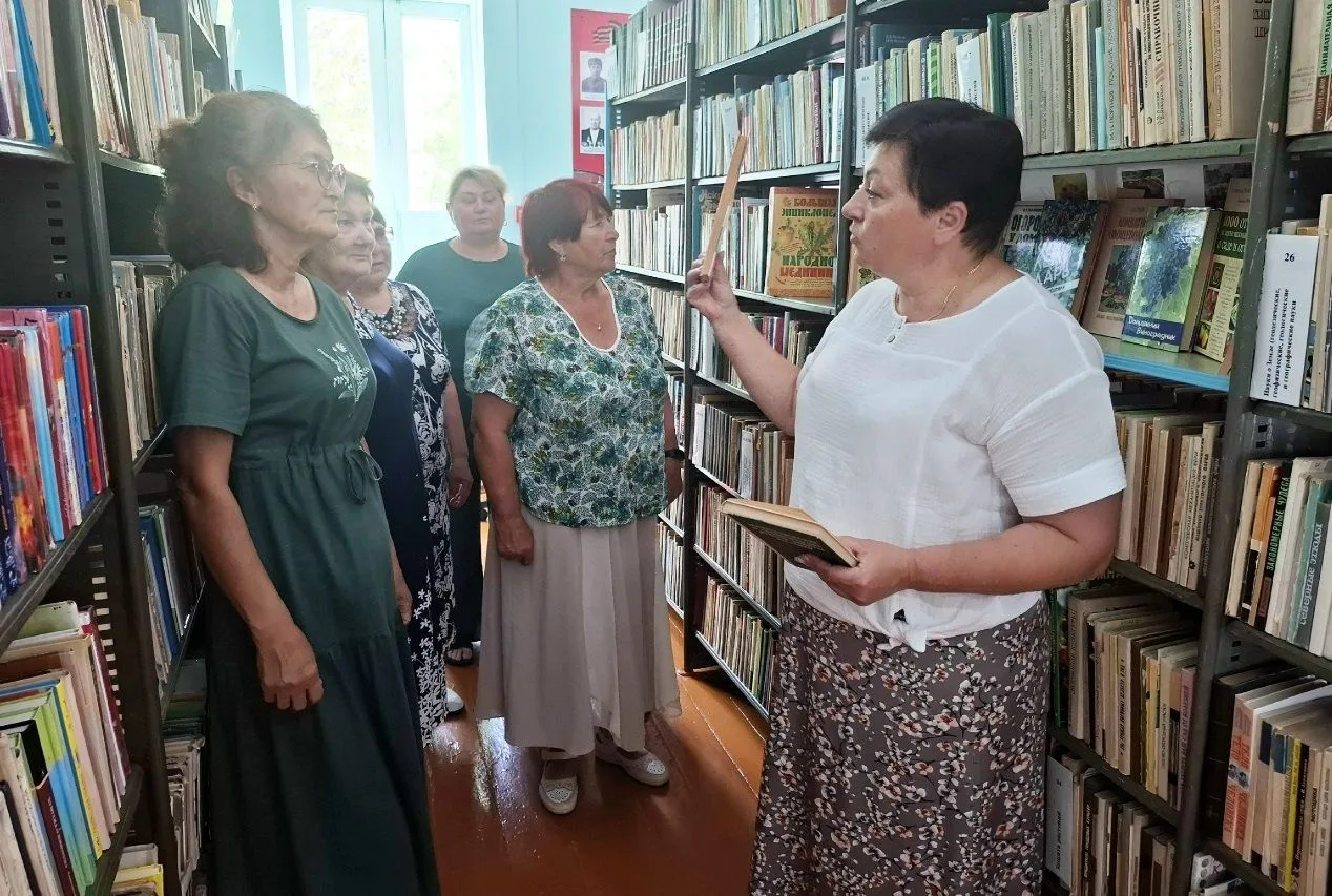 В библиотеке села Давыдовка прошёл час полезного совета «Сад-огород под защитой». Встре...