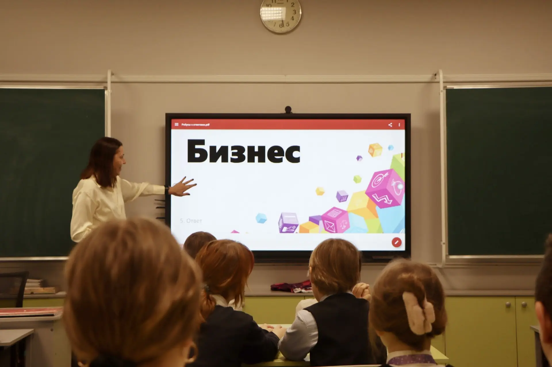 #ПрямоСейчасВТринадцатой занятия по финансовой грамотности для учеников школы проводят специалисты о