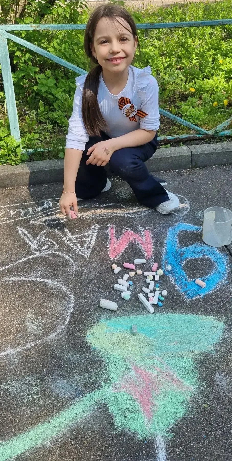 🎨 В преддверии 9 Мая ученики начальной школы устроили яркое творческое мероприятие — рисовали на асф