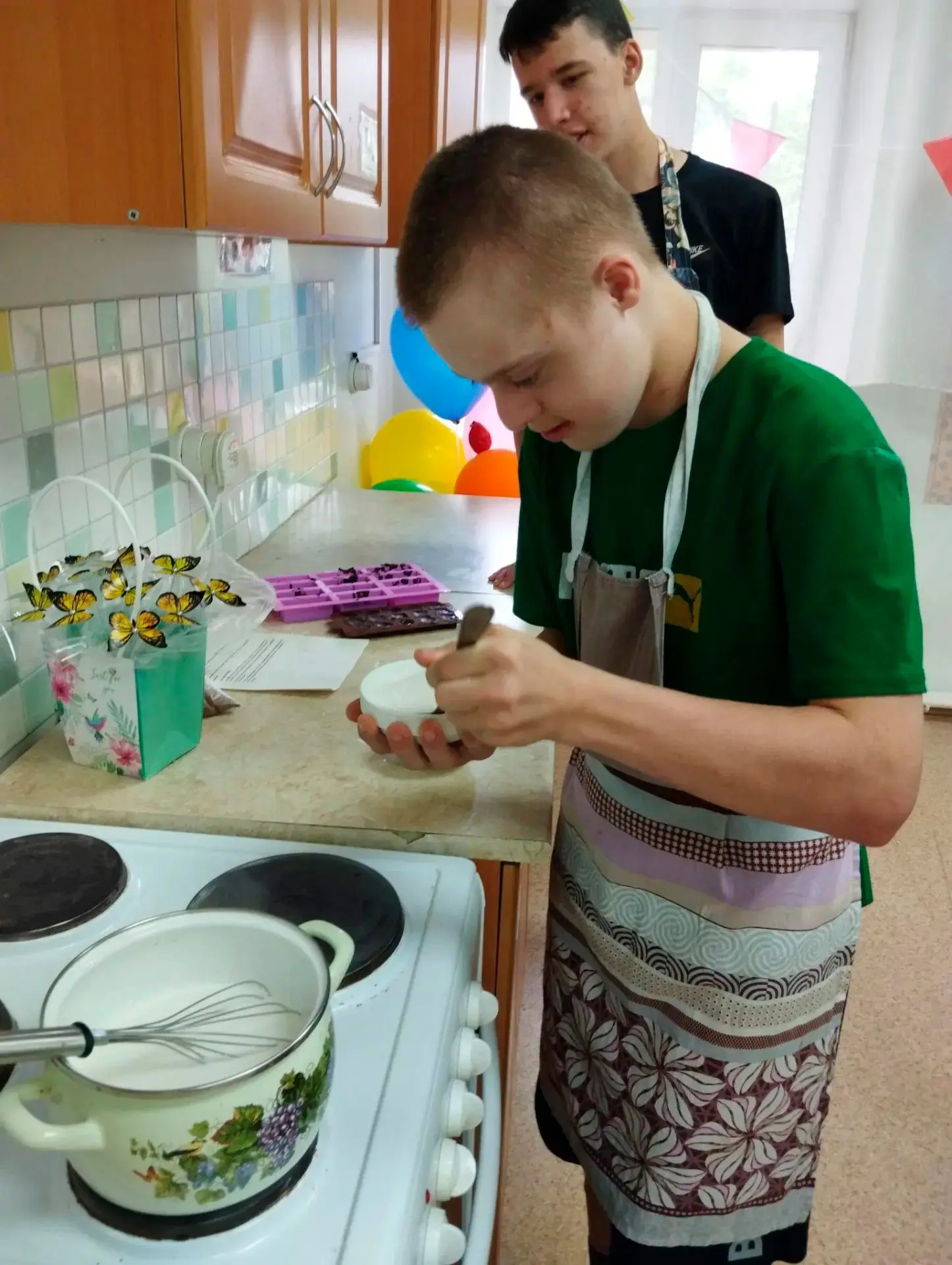 Сладкое приключение: в 5 группе прошёл мастер‑класс по пирожным и какао!🍩🍫

В отделении социальной