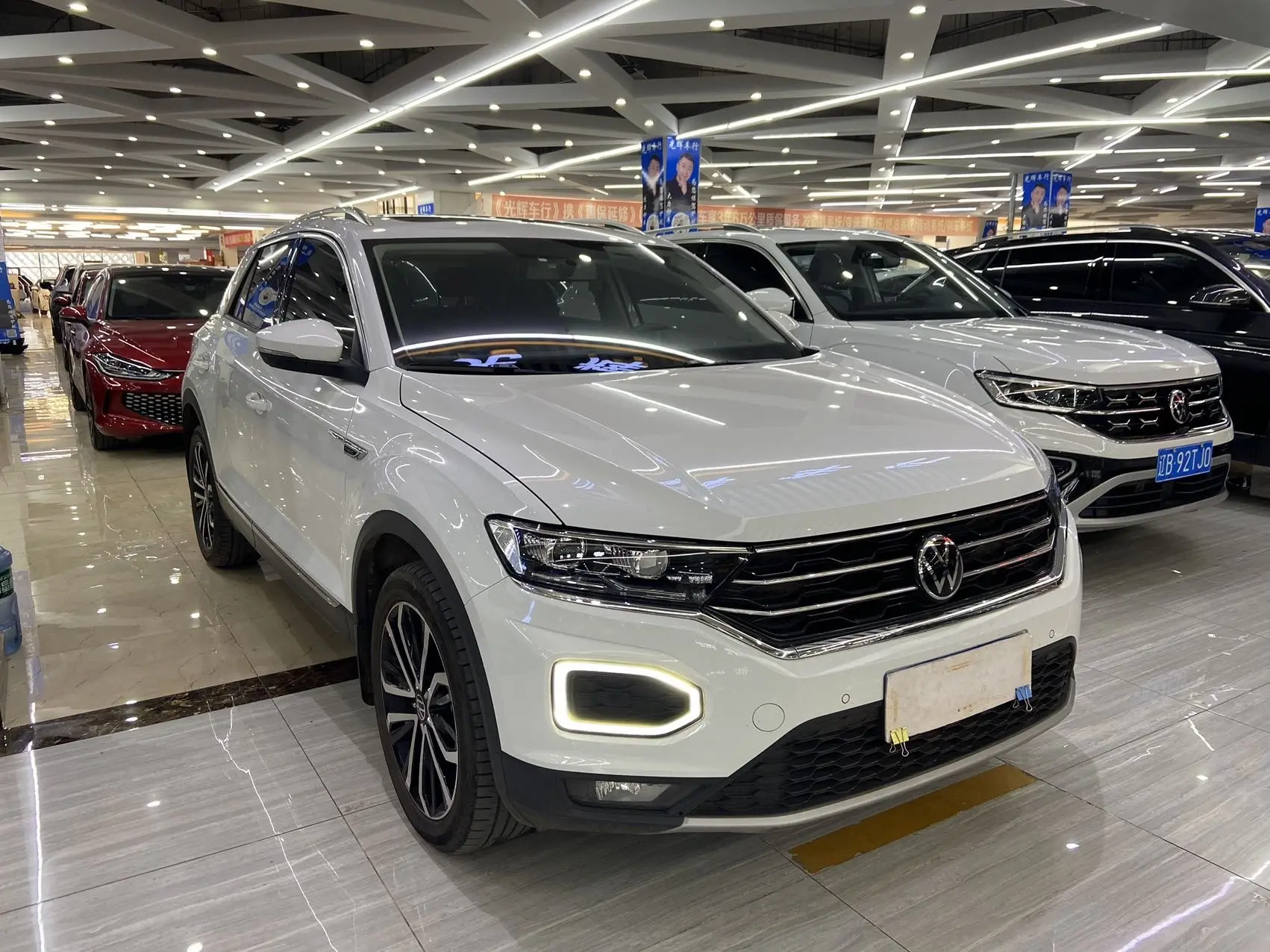 ✅ В наличии на нашей стоянке в Китае   VW T ROC 2023 год 28 000 км 1.4 бензин - 150 ЛС  Передний при