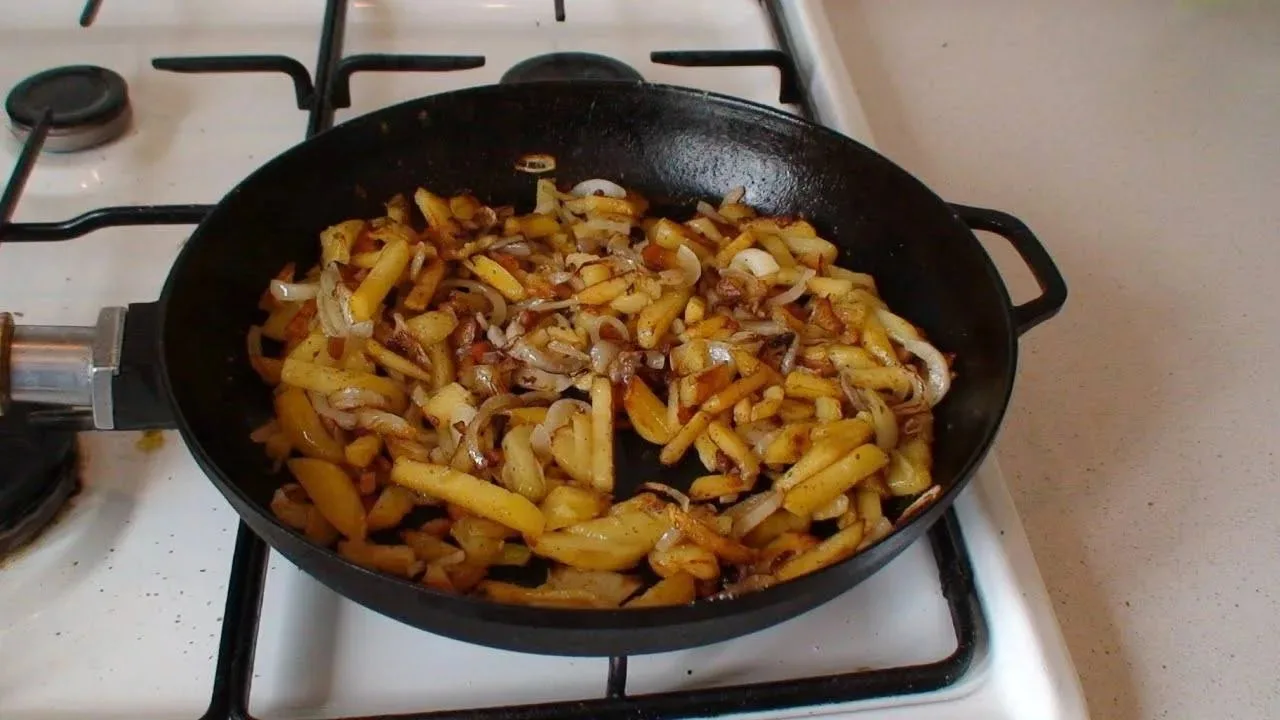 Легенда гласит, что со сковородки вкуснее!  Ставьте 👍🏻, если тоже любите домашнюю картошечку!  Я - П