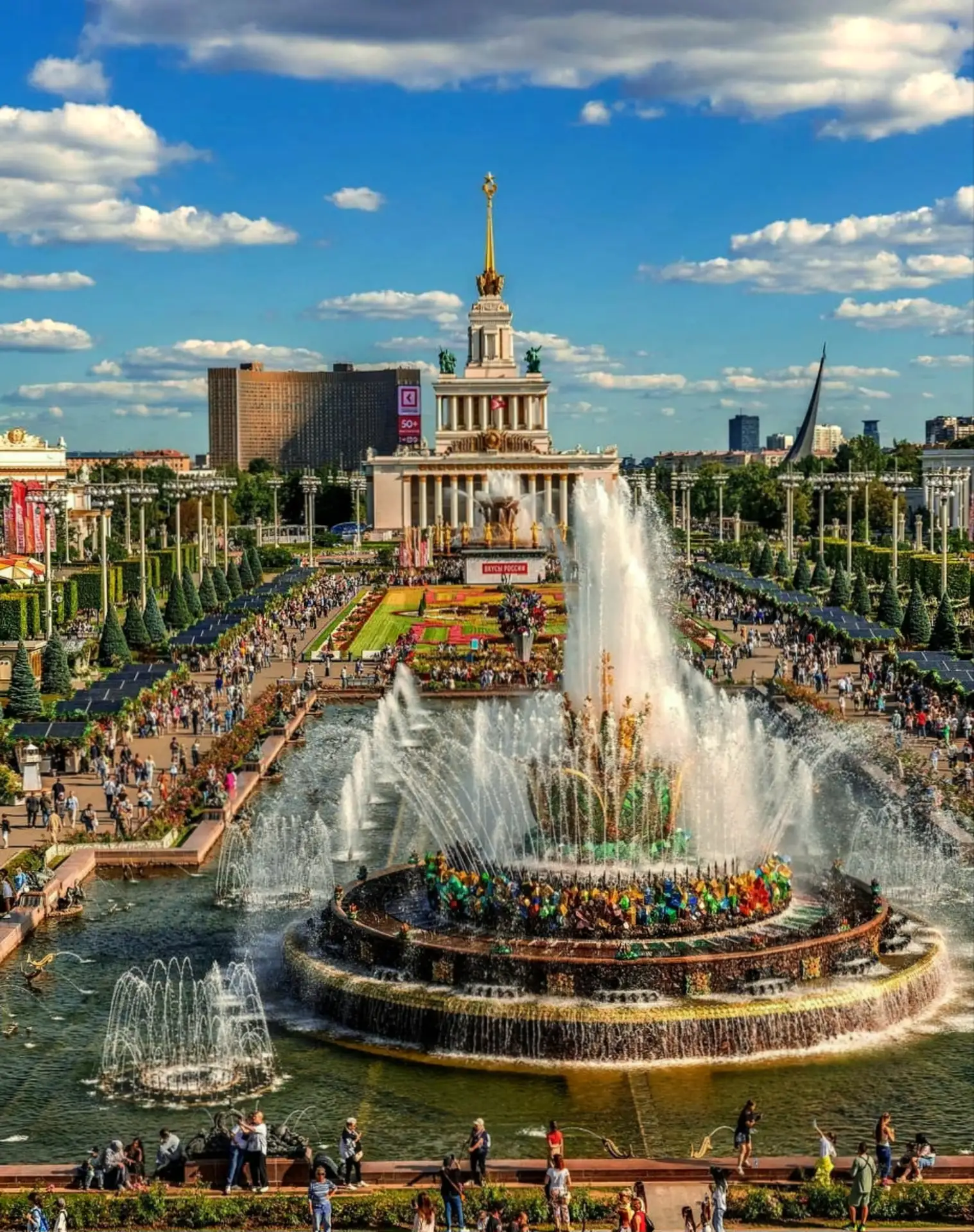 Москва. ВДНХ. Фонтан «Каменный цветок»