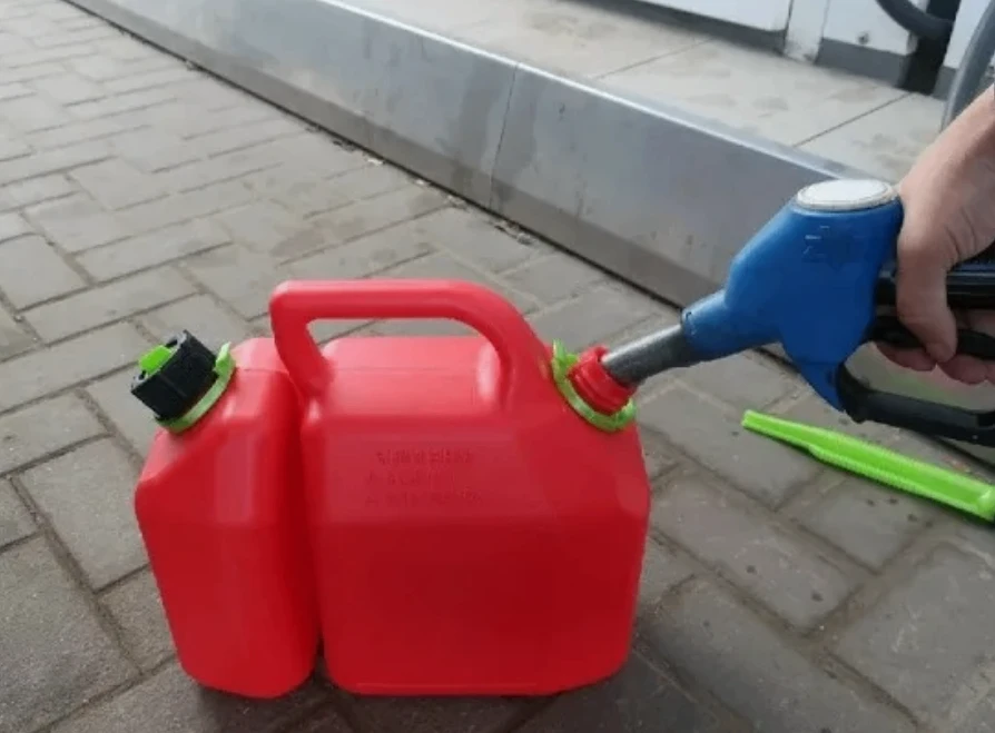 ‼️Заправкам запретили отказывать автомобилистам в продаже бензина в канистры.