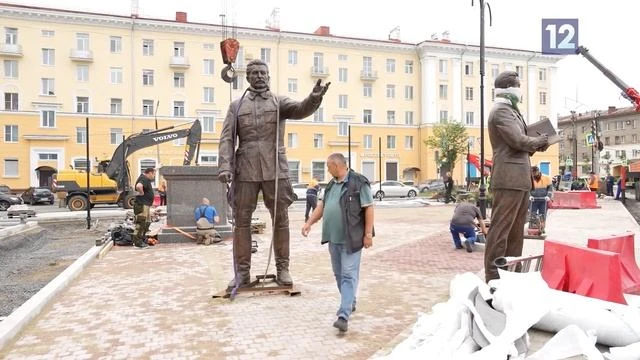 В Череповце завершают установку памятника товарищу Сталину и наркому Бардину.