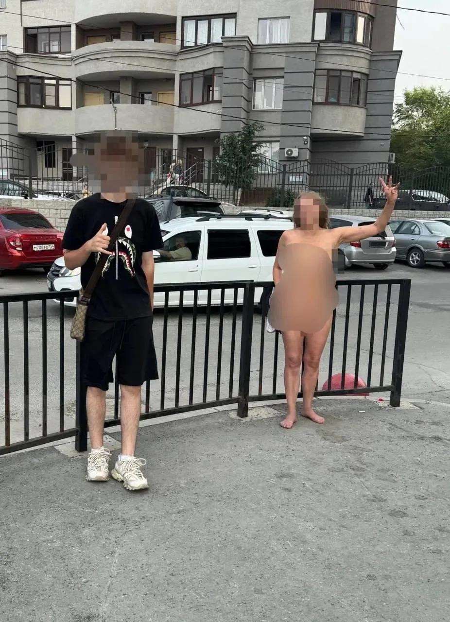 Голая женщина шокировала прохожих в Новосибирске

На улице Сакко и Ванцетти появилась обнажённая жен
