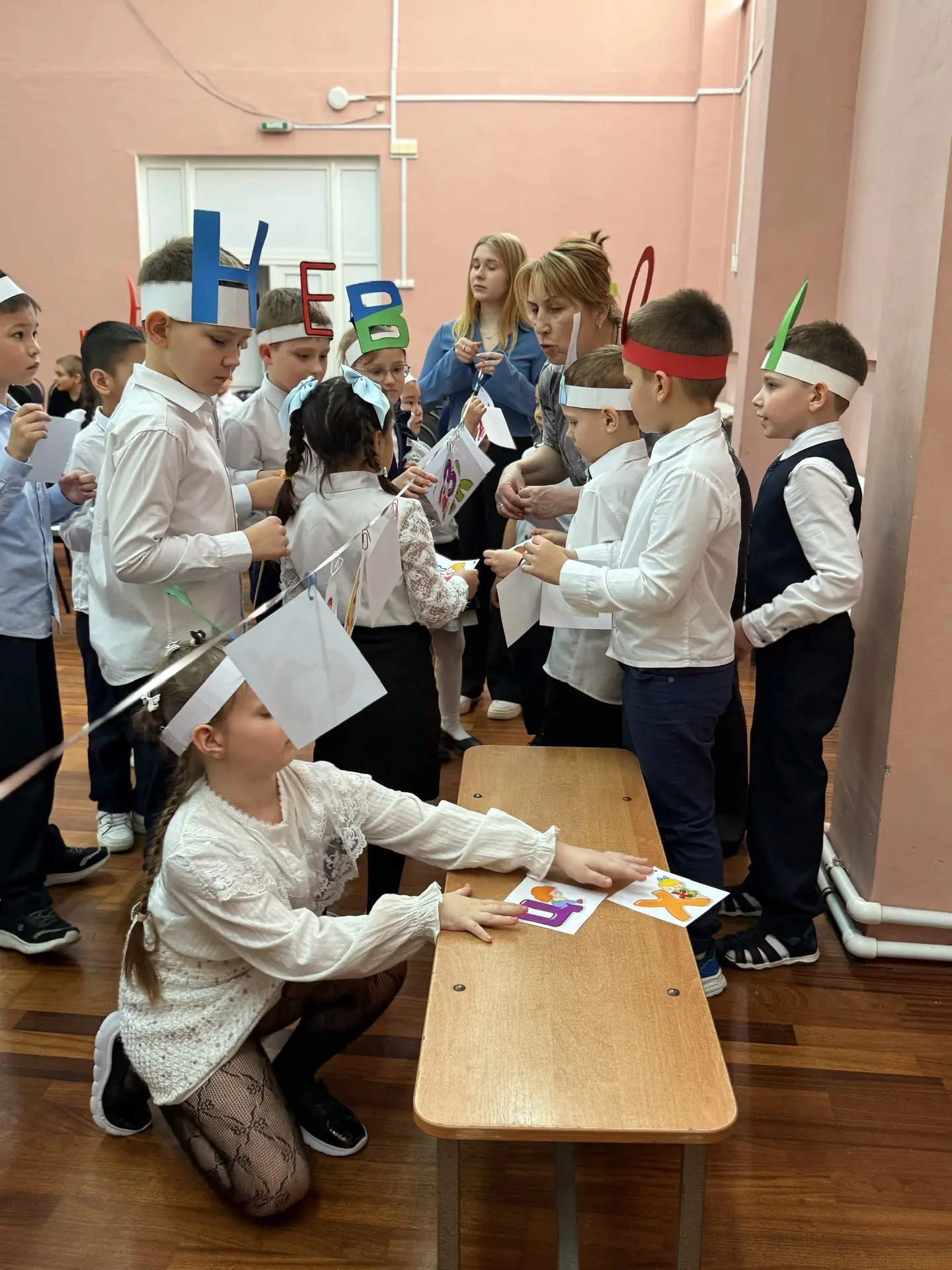 🏫 В МБОУ СОШ №4 прошло прощание с азбукой для первоклассников  🥳 В МБОУ СОШ №4 для учеников 1-го кла