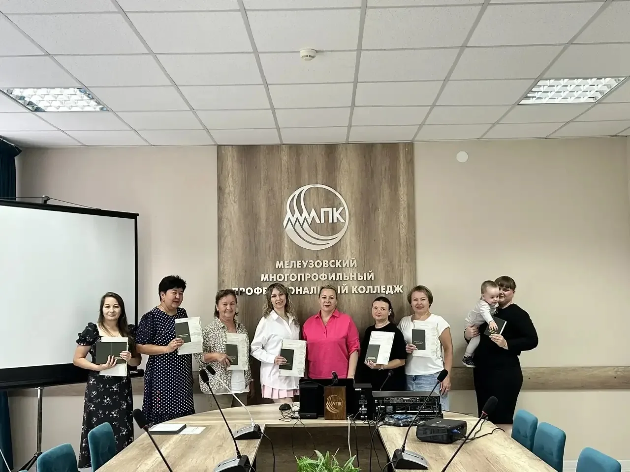 ВРУЧЕНИЕ СВИДЕТЕЛЬСТВ СЛУШАТЕЛЯМ КУРСОВ "ЛАБОРАНТ ХИМИЧЕСКОГО АНАЛИЗА"