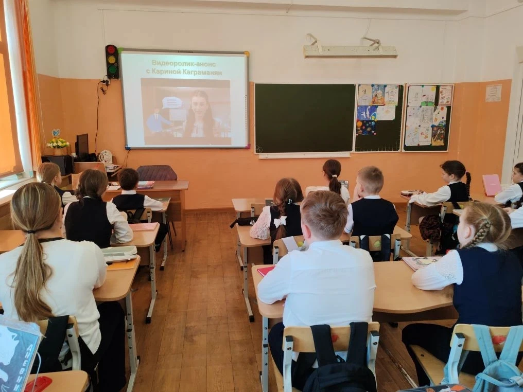 ГИМНАЗИСТЫ УЗНАЛИ, КАК СПРАВИТЬСЯ С ВОЛНЕНИЕМ🧑‍🎓   ☑️🎭 Сегодня после поднятия флага и исполнения гим