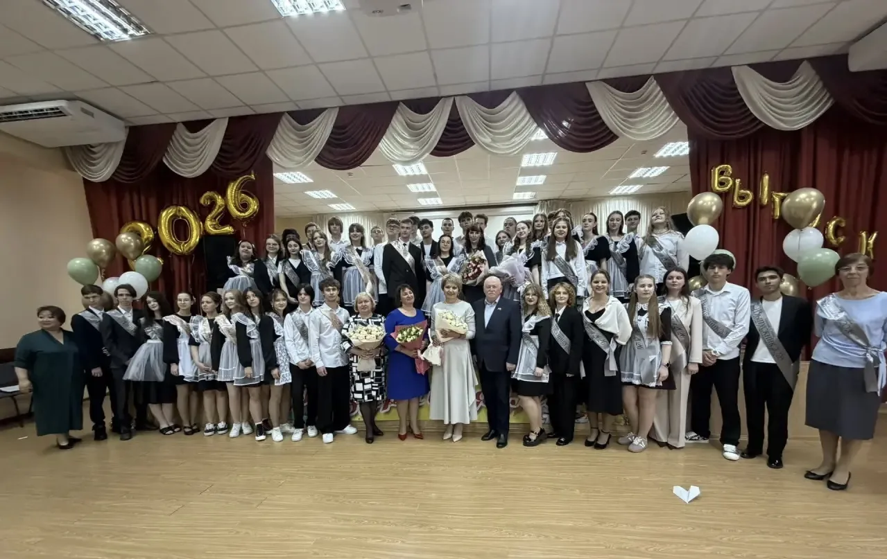 Сегодня для одиннадцатиклассников прозвенел последний звонок! 🔔 Праздничная атмосфера, строгие костю