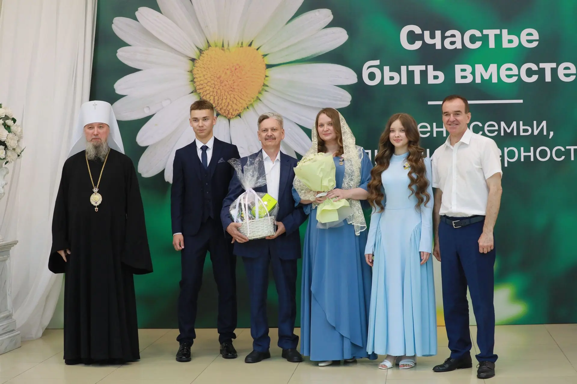 🏅 Семья Мородиных удостоена краевой медали «Родительская доблесть»
 
В День семьи, любви и верности