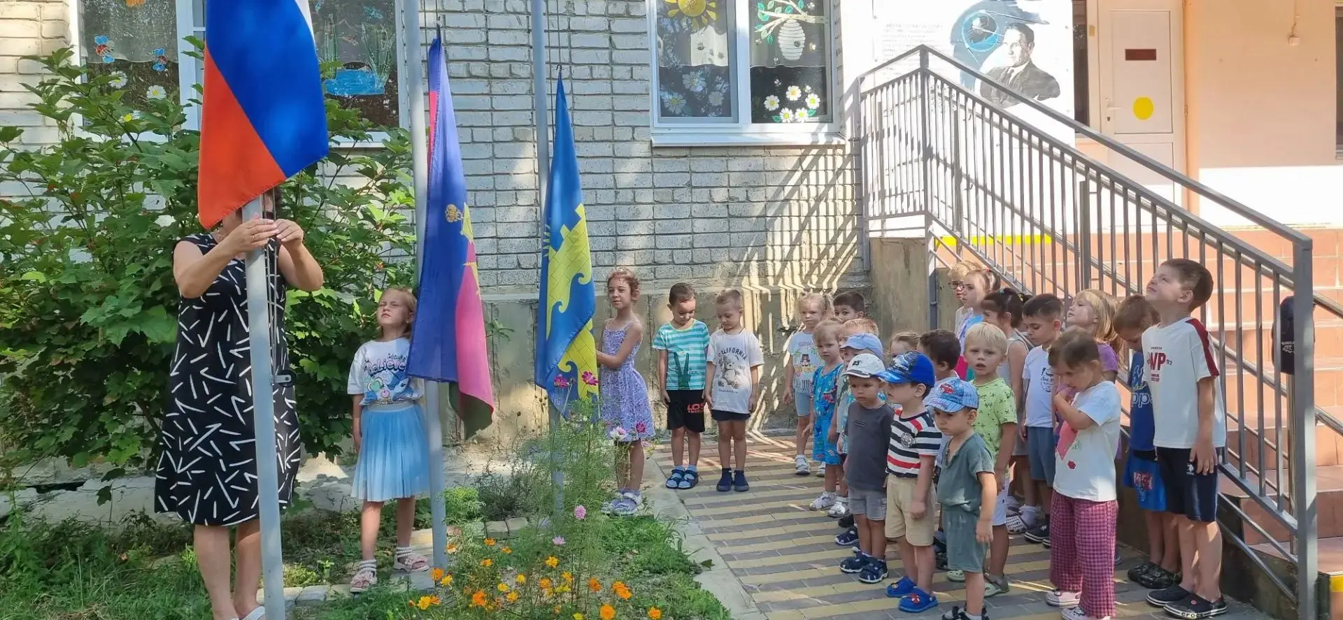 Сегодня понедельник, а значит время для поднятия флага и прослушивания гимнов.🇷🇺🇷🇺🇷🇺