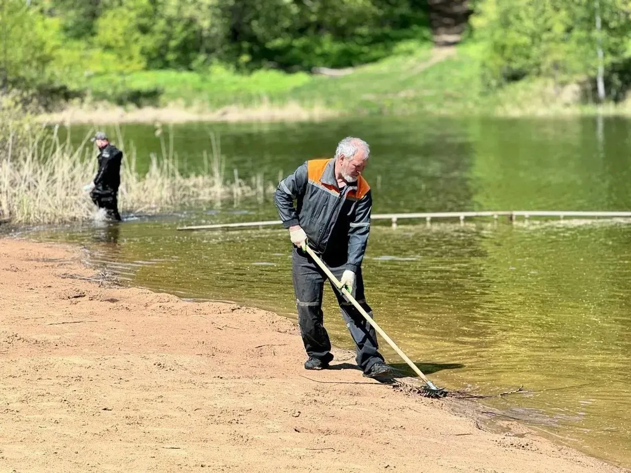 В Нижнем Новгороде начали подготовку пляжей к купальному сезону.  Водолазы приступили к очистке водо